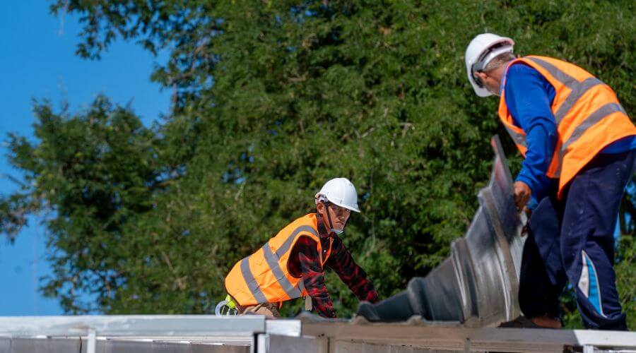 Professional gutter cleaning in Hopkinton, IA